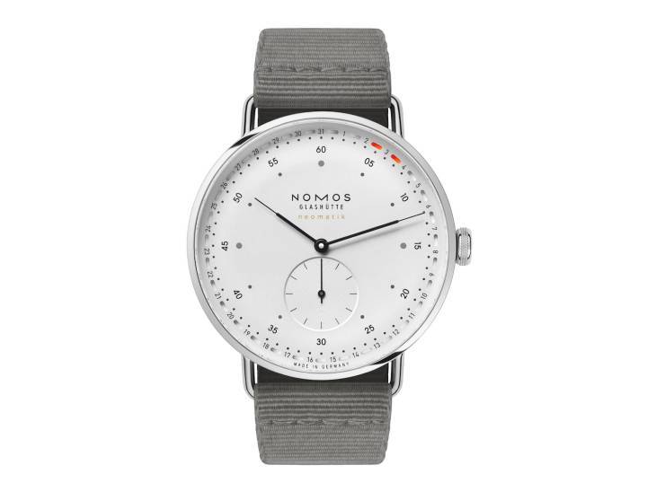 El Metro se introdujo en 2014 con cuerda manual. En 2016, se lanzó el innovador calibre neomatik (DUW 3001). Ya está aquí el Metro neomatik 41 Update: el reloj con el calibre automático ultradelgado NOMOS y el anillo de fecha, con un diámetro de 41 mm.