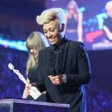 Emeli Sandé receviendo su premio en los BRIT Awards 2013