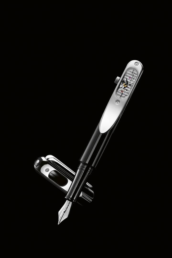 Timegraph es la primera pluma estilográfica de Caran d'Ache que incluye un reloj integrado con movimiento mecánico.