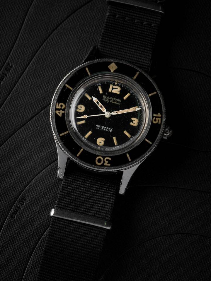 Un Blancpain Fifty Fathoms. El estandar ISO 6425 lanzado en 1996 fue inspirado por algunas de las especificaciones y requerimientos del Blancpain Fifty Fathoms 