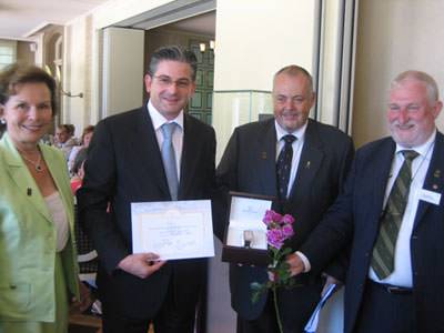 Universal Genève premia al ganador de la edición 2009 de la Competición Internacional de Rosas en Ginebra