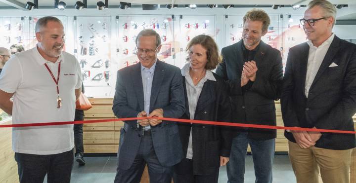 Carl Elsener Jr. (centro), en la inauguración de la nueva tienda. El representa la cuarta generación que dirije Victorinox. 