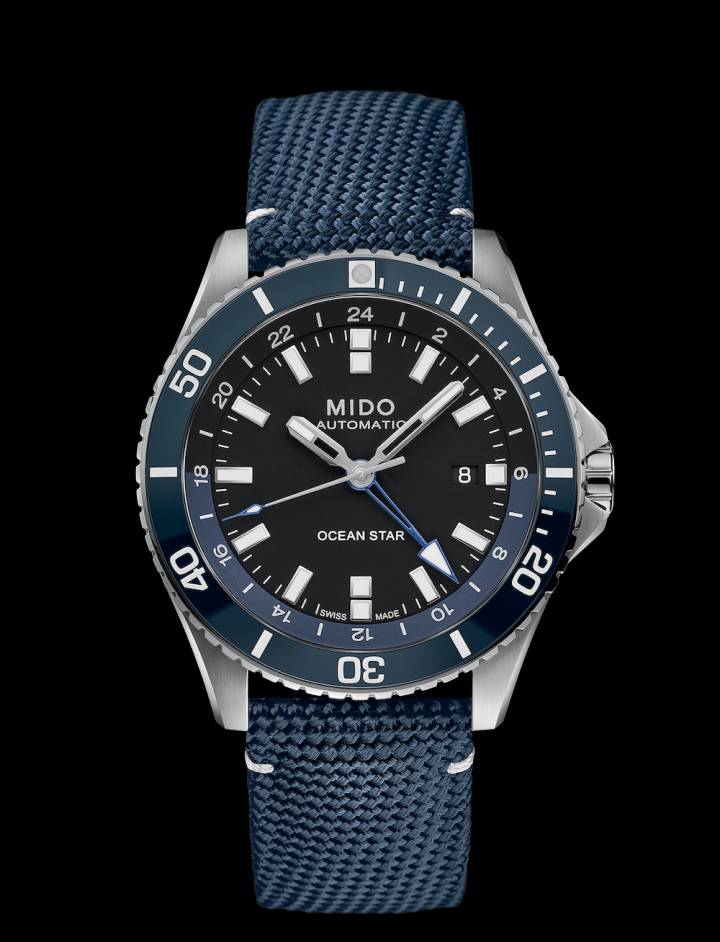 Una nueva versión del Ocean Star presenta una función GMT. Las zonas horarias están grabadas en la parte posterior de este reloj, equipado con el Calibre 80, con una reserva de marcha de hasta 80 horas.