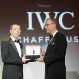 El director de cine Chino Feng Xiaogang recibiendo el IWC Filmmaker Award de manos del Director de Marketing y Communició de IWC Goris Verburg