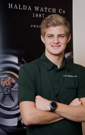 El piloto de F-1 Driver Marcus Ericsson llevando su reloj Halda
