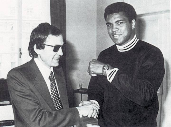 Muhammed Ali luciendo su DS DiaMaster con el representante de Certina en Alemania