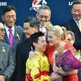 La Embajadora de la Elegancia de Longines Ms Kate Winslet premiando al propietario al entrenador y al jokey de California Memory, ganador de la Longines Hong Kong Cup con un reloj Longines. Asimismo, el jockey Matthew Chadwick le hace entrega de un bouquet de flores.