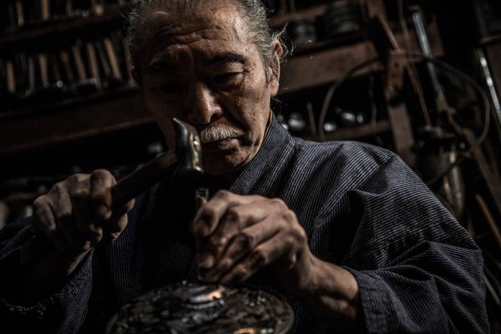 ARTESANÍA Mr Bihou Asano es un maestro en la antigua técnica del metal amartillado, usadas en el bisel y los insertos de la correa del MRG-G2000HT.