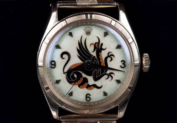 Estimación 500,000-1,000,000 CHF. Vendido por 670,000 CHF. Un reloj de pulsera ROLEX 1952 de oro amarillo muy importante y atractivo, con esfera de esmalte cloisonné que representa a un dragón. La esfera fue hecha por una de las esmaltadoras más aclamadas de Ginebra, la Sra. Nelly Richard, que trabajó con Stern para producir las esferas de algunos de los más buscados relojes Rolex hasta la fecha.