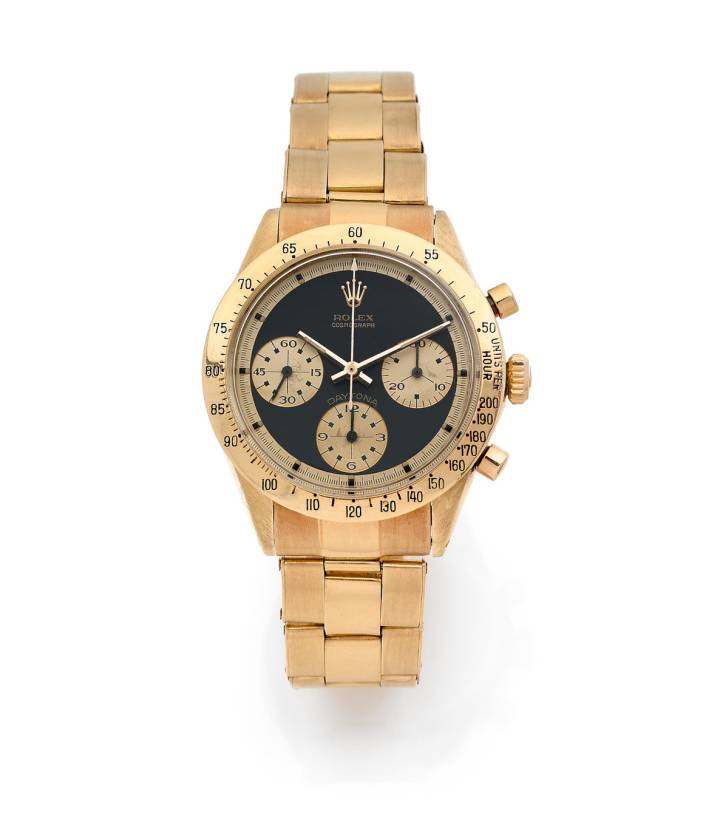 LOT 464 es el hogar de un reloj Rolex muy codiciado que se subastará, causando expectativa entre los coleccionistas de todo el mundo. El Rolex Daytona JPS, también conocido como Paul Newman John Player Special, es un reloj de pulsera cronógrafo de oro amarillo de 18k de cuerda manual fabricado aproximadamente en 1968.