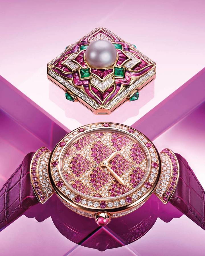 A fines de la década de 1980, los broches Carré adoptaron piedras meticulosamente calibradas (amatistas, rubíes, esmeraldas y diamantes) engastadas en patrones geométricos alrededor de una perla natural.