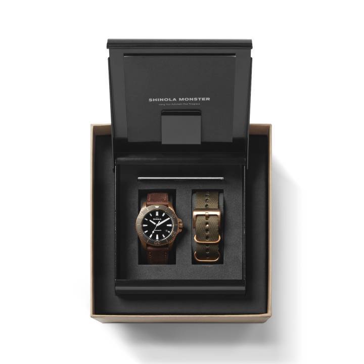 El modelo Bronze Monster, el modelo más caro de Shinola 1.650$, en su envoltorio.