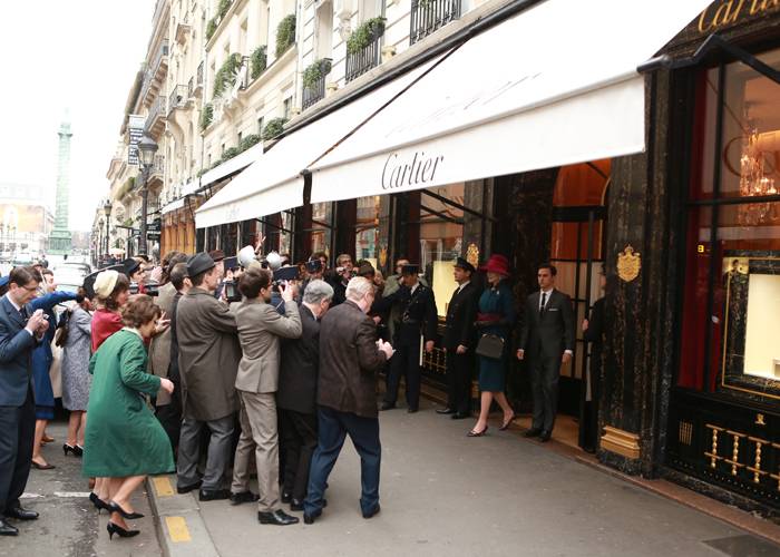 En esta escena rodada en frente de la famosa boutique de Cartier en 13 rue de la Paix en París, lleva una reproducción de uno de los favoritos broches Caniche de la Princesa Grace de Cartier.