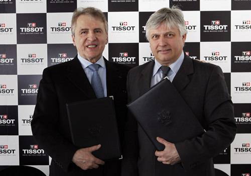 El CEO de Tissot François Thiébaud, izquierda, y Eric Saintrond, Secretario-General/CEO de la FISU en la ceremonia de la firma