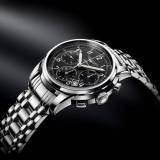 La Longines Saint-Imier Collection se ha inspirado en los orígenes de la tradición relojera de Longines. Las líneas elegantes y los cuernos distintivos proporcionan a estos nuevos modelos un sutil equilibrio entre el diseño clásico y contemporáneo. Con un diámetro de 41 mm, este cronógrafo está equipado con un movimiento L688 de rueda de pilares, desarrollado y producido exclusivamente por Longines. Su caja de acero muestra una esfera de color negro.