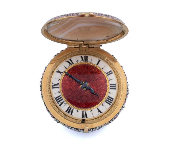 LOT 286 es un pequeño y exquisito reloj colgante que una vez perteneció al Rey de Nápoles. El reloj presenta una esfera oculta y un diseño de una sola aguja, y está hecho de oro de 20 quilates y ágata. La caja consta de dos partes hechas de ágata y engastadas en biseles dorados con bisagras. Estos están pintados con esmalte blanco en estilo 'ronde bosse', con la parte superior adornada con flores rosas y negras, y la parte inferior decorada con follaje y motivos florales. El reloj tiene un colgante corto y un anillo suelto, y la esfera de esmalte está engastada en una placa de oro. La esfera presenta capítulos romanos radiales sobre un anillo de esmalte blanco, con un centro que tiene esmalte rojo translúcido sobre un fondo flinqué. La manecilla única está hecha de acero pavonado y tiene un diseño de «punta de flecha» con una cola serpentina. En general, este es un reloj fino y raro que seguramente será de interés para los coleccionistas.