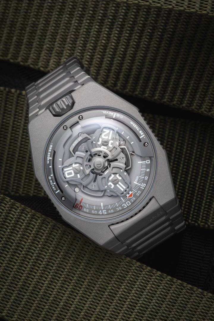 Urwerk: el UR-100V aparece con un traje de titanio completo