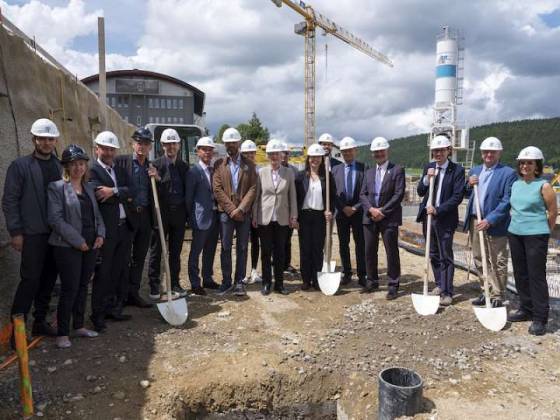 La ceremonial puesta de la «primera piedra» todos equipados con el casco de Audemars Piguet