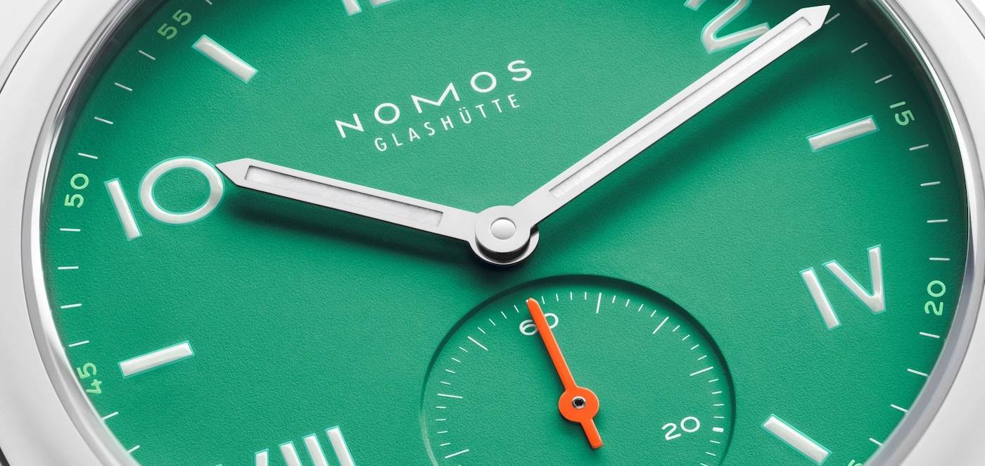 Nomos Glashütte Club Campus en coral crema y verde eléctrico