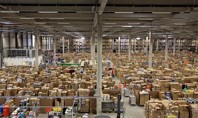 Interior del centro de expedición de Amazon 