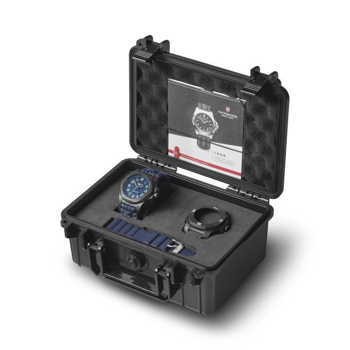 Victorinox presentó una nueva versión del Inox con caja de carbono este año en Baselworld.
