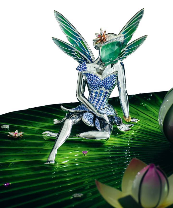 La seductora Automate Fée Ondine, el primer Objeto Extraordinario de Van Cleef & Arpels adornado con un luminoso vestido engastado de gemas, parece estar inmerso en sus pensamientos. Esta pieza única es el resultado de siete años de trabajo y una estrecha colaboración con el fabricante de autómatas François Junod.