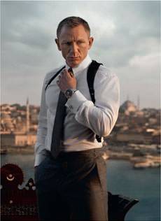 Daniel Craig como James Bond vistiendo Omega