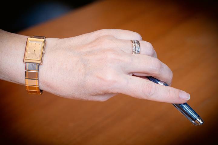 Caran d'Ache también ha producido ocasionalmente relojes especiales, como el que lleva Carole Hubscher.