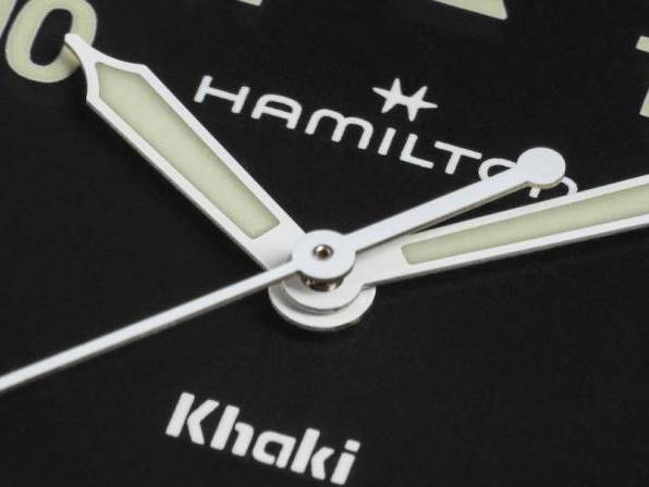 Nueva esfera verde caqui y brazaletes de metal agregados a la colección de cuarzo Khaki Field