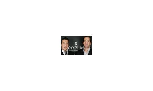 Ben Ainslie presenta su medalla olímpica al Director Ejecutivo de Corum
