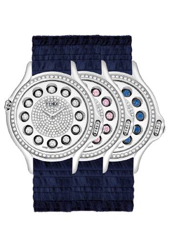 Fendi Crazy Carats (F108034031B4P02) mostrando la correa de visón azul realizada en el Fendi Fur Atelier