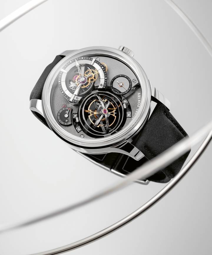 En su búsqueda de la precisión cronométrica, el Tourbillon Cardan combina la rápida revolución de 16 segundos y la inclinación de 30 grados del tourbillon con un sistema de cardanes, además de un volante muy grande (12,6 mm) con alta inercia. Cuatro barriletes apilados con un resorte real deslizante ofrecen 80 horas de reserva de marcha cronométrica. En una arquitectura totalmente inédita, el tourbillon se sujeta mediante dos anillos arqueados.