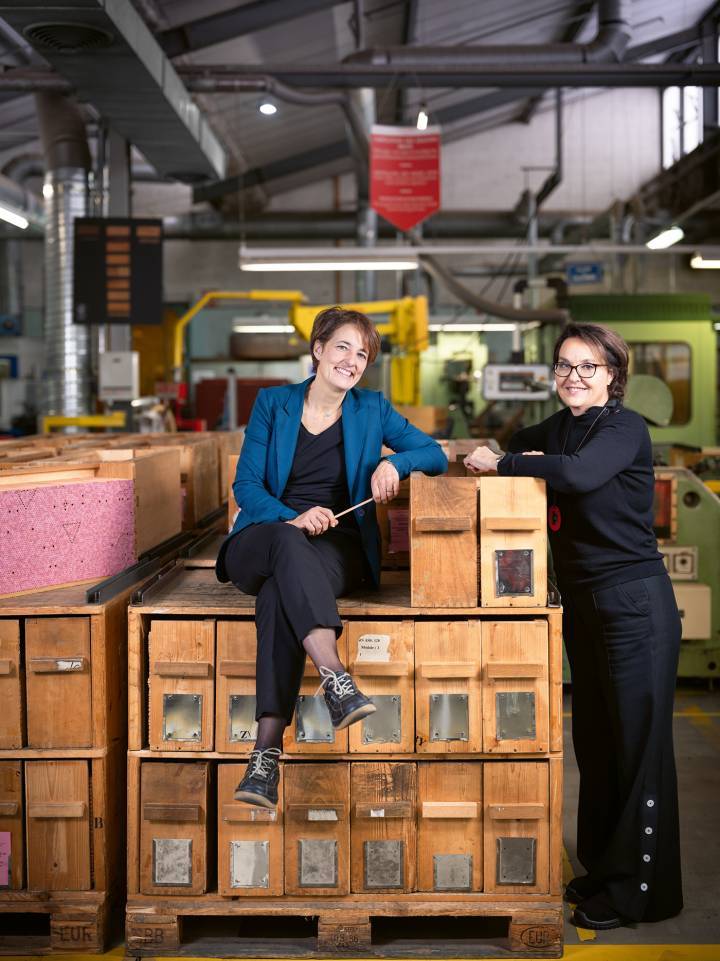 Patricia y Carole Hubscher representan la cuarta generación de la familia al frente del fabricante Suizo de lápices e instrumentos de escritura, que comparte muchas similitudes con el mundo de la relojería.
