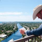 Jason Statham vistiendo un Richard Mille RM 011 Flyback Chronograph en «Parker»