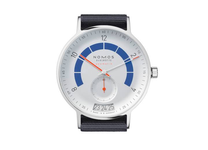 NOMOS Autobahn neomatik 41 date en un deportivo gris