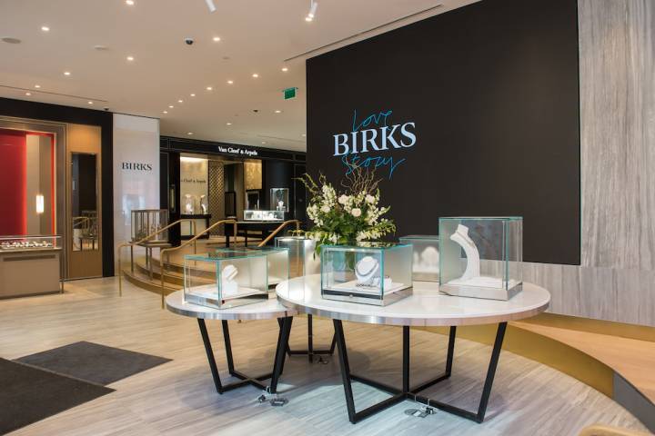 La Maison Birks tiene 28 tiendas en Canadá y sus colecciones de joyas están disponibles en 63 tiendas en América del Norte y el Reino Unido.