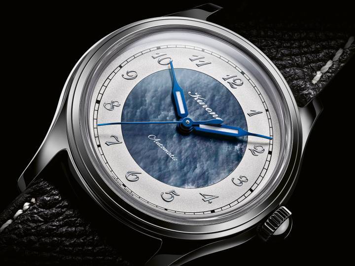 Kurono Tokyo Calligra con números Breguet y nácar oscuro en el centro de la esfera