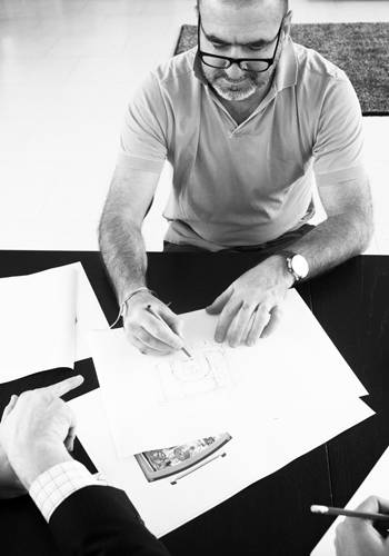 Eric Cantona trabajando en su primer reloj Hautlence de Edición Limitada