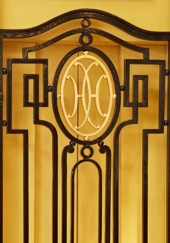 El motivo de la «doble-H» reproducido en el Arceau Lift tourbillon puede verse en las puertas.