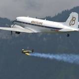 Yves Rossy volando en formación con el Breitling DC-3