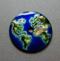 Una pequeña esfera de esmalte cloisonné con un mapa del mundo