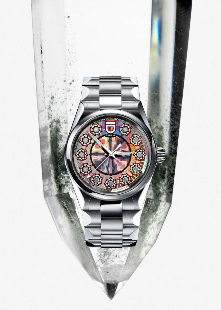 Los relojes de la nueva colección Elements de ID Genève están fabricados en acero 100 % reciclado a partir de restos de acero recogidos localmente por empresas de relojería y otros sectores. Cuatro modelos corresponden a los cuatro elementos: Fuego, Agua, Aire y Tierra. Un quinto modelo, una edición limitada de 50 ejemplares (mostrado aquí), representa un quinto elemento.