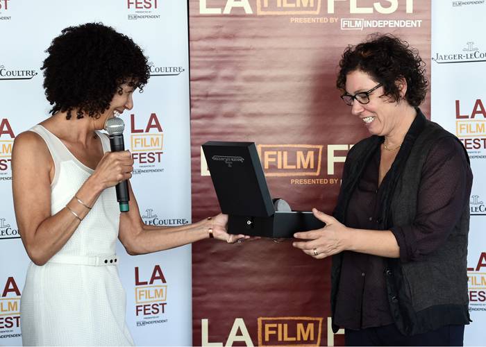 Stephanie Allain entregando a Lisa Cholodenko el Premio Jaeger-LeCoultre «Glory to the Filmmaker» 2014