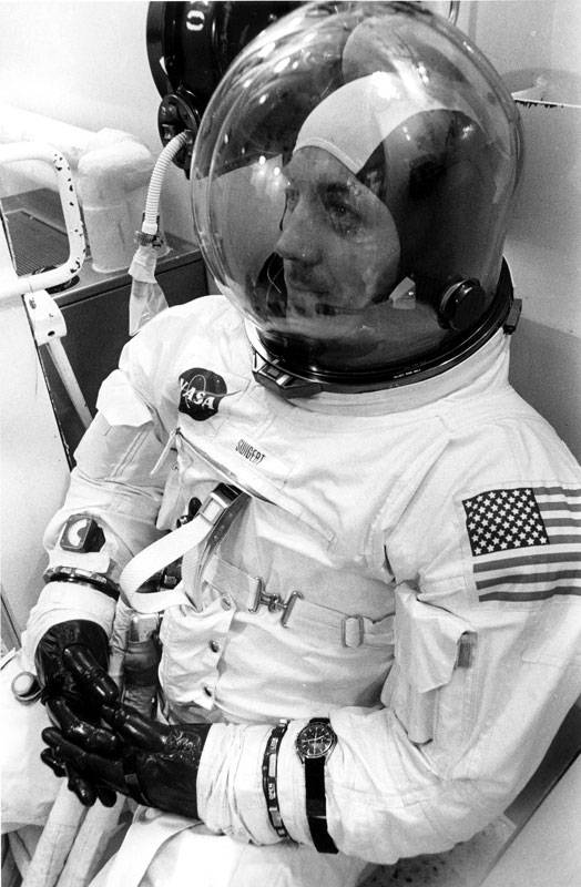 Jack Swigert llevando su Omega Speedmaster antes del lanzamiento, 1970