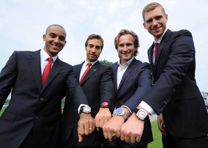 Los jugadores del Arsenal Walcott, Flamini y Mertesacker con Bruno Grande