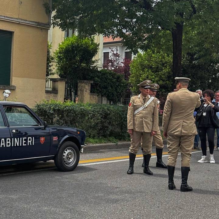 Los carabineros elegantes dejan el camino a los competidores... y posan gustosamente para las fotos.