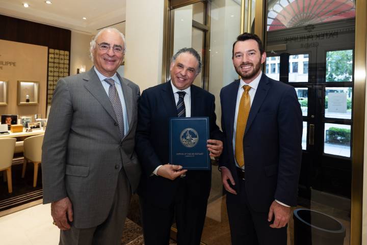 La Alcaldesa de Washington D.C., Muriel Bowser, envió a su representante Joe Florio quien otorgó a Tiny Jewel Box un reconocimiento por su crecimiento y contribución a la salud económica de los negocios en el Distrito.