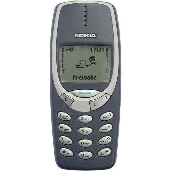 Nokia 3310 con el reloj en la parte superior derecha de la pantalla