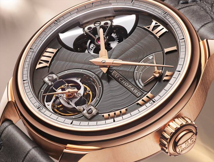 El LUC Full Strike Tourbillon también sigue los pasos de los relojes con repetición de minutos LUC Full Strike de Chopard, de los cuales la primera edición ética en oro rosa recibió el premio Aiguille d'Or best-in-show en el Grand Prix d'Horlogerie de Genève de 2017. 