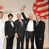 El CEO de Ventura, Pierre Nobs, tercero por la izquierda, y el diseñador Simon Nusslein, segundo por la izquierda, con su premio red dot «Best of the Best»